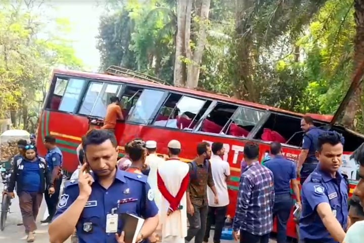 বাস নিয়ন্ত্রণ হারিয়ে খাদে, নিহত ২ আহত ১৫