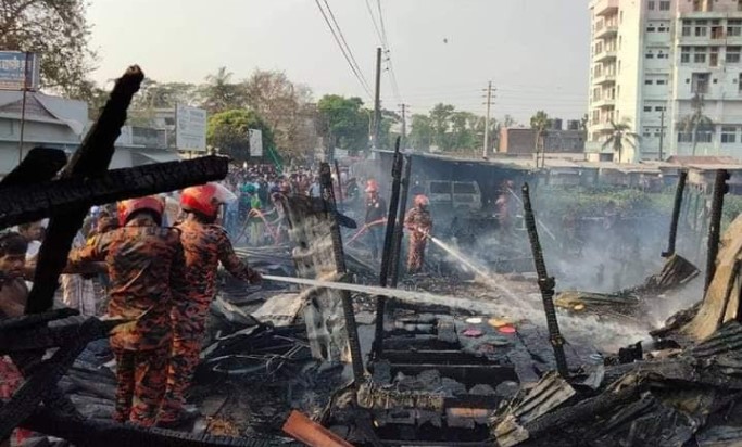 বরগুনায় ১৪ টি দোকান আগুনে পুড়ে ছাই