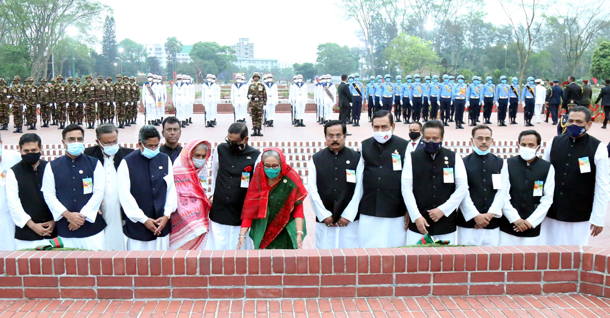 স্মৃতিসৌধে রাষ্ট্রপতি-প্রধানমন্ত্রীর শ্রদ্ধা