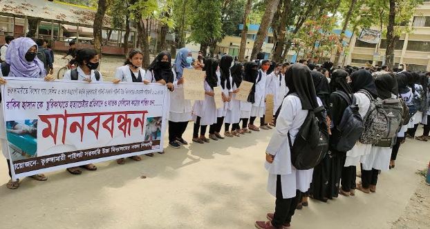 ভূরুঙ্গামারীতে স্কুল ছাত্রকে ছুরি মেরে আহত করার প্রতিবাদে মানববন্ধন