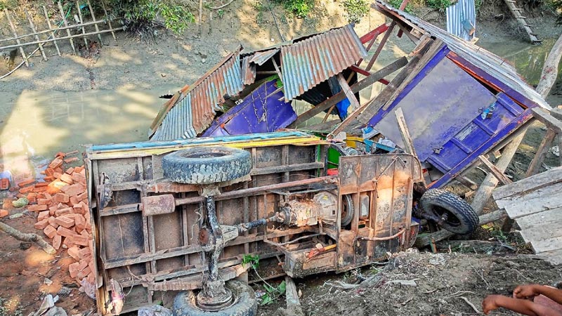 ঝালকাঠিতে দোকানঘর নিয়ে খালে পড়লো টমটম গাড়ী