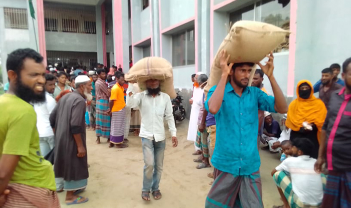 কুয়াকাটায় জেলেদের মাঝে ভিজিএফ’র চাল বিতরণ