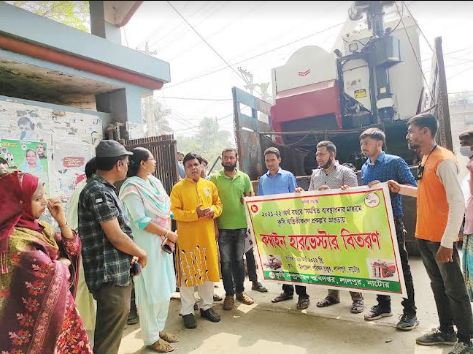 লালপুরে কম্বাইন হারভেস্টার মেশিন বিতরণ