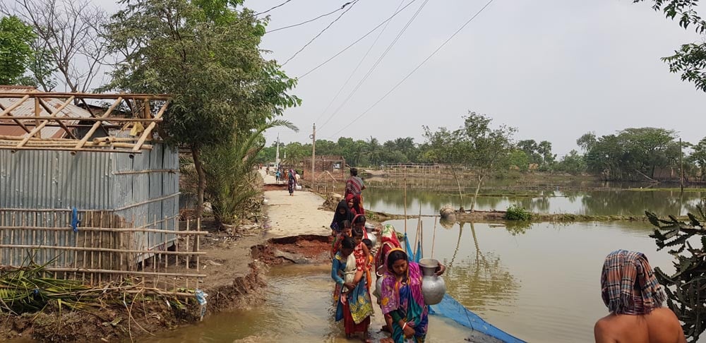 আশাশুনিতে প্লাবন কবলিত মানুষ চরমদূর্ভোগ ও ভোগান্তিতে