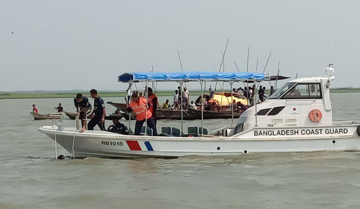 মেঘনায় নৌকা ডুবিতে ২ জনের মৃতদেহ উদ্ধার, নিখোঁজ ৩