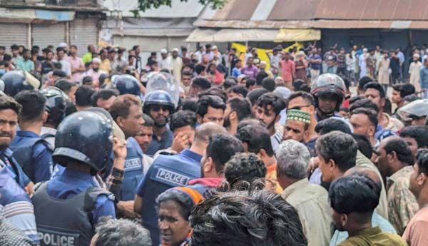 পুলিশের সামনেই আ.লীগ নেতাকে কুপিয়ে হত্যা, ক্ষুব্ধ এলাকাবাসী