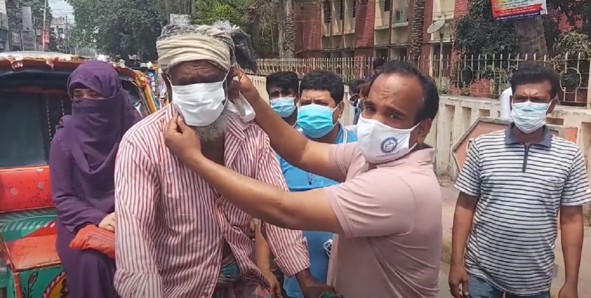 ‘মাস্ক পরলেই বিস্কুট ফ্রি !
