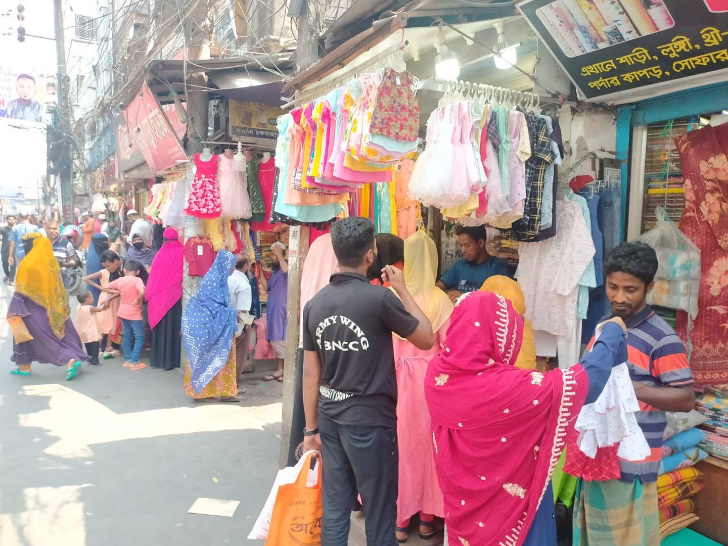 নামিদামি বিপনী ক্রেতাশূণ্য, ফুটপাতে উপস্থিতি বেশি