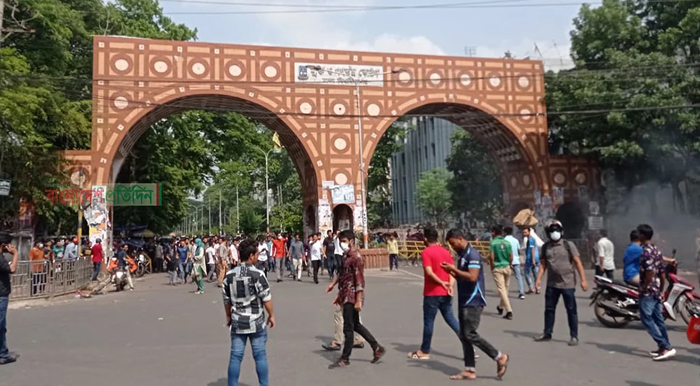 ঢাকা কলেজ ছাত্রদের পক্ষে ঢাবি শিক্ষার্থীদের মহড়া