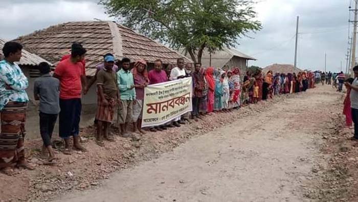 আশাশুনিতে বেড়িবাঁধ সংস্কার বন্ধের দাবিতে মানববন্ধন