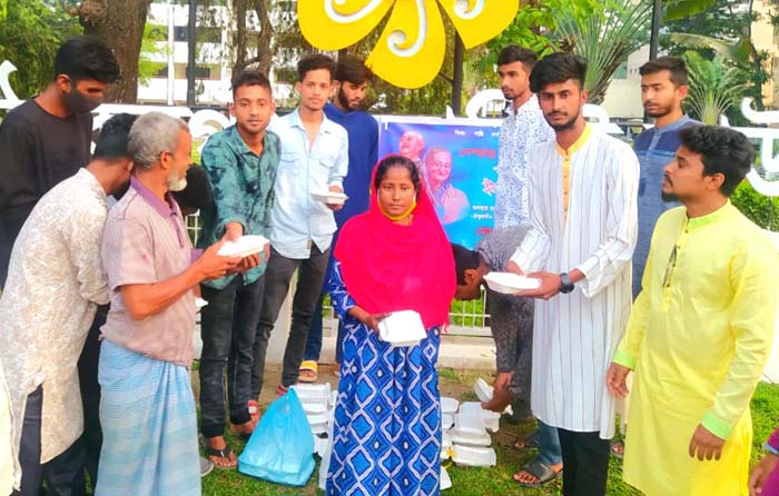 ঠাকুরগাঁওয়ে শতাধিক মানুষের মাঝে ছাত্রনেতার ইফতার বিতরণ