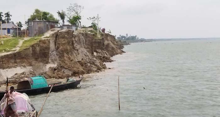 পদ্মায় ফের ভাঙন শুরু, আটকে আছে আধুনিকায়নের কাজ