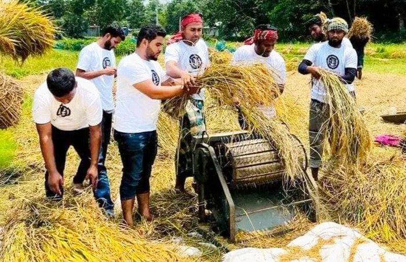 প্রতিবন্ধী কৃষকের মাঠের ফসল ঘরে তুলে দিলো ছাত্রলীগ