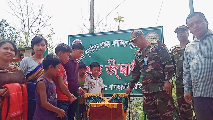 পাহাড়ে মানবতার কল্যাণে কাজ করে যাচ্ছে সেনাবাহিনী