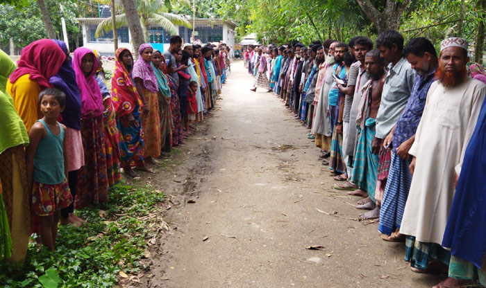 মিথ্যা মামলার প্রতিবাদে পূর্বধলায় এলাকাবাসীর মানববন্ধন