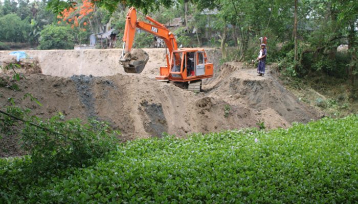 দেবীদ্বারে খাল ভরাট করে রাস্তা নির্মাণ, জনদূর্ভোগ