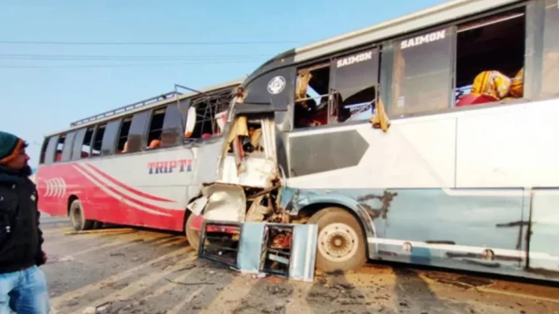 ঢাকা-পটুয়াখালী মহাসড়কে দুই বাসের মু‌খোমু‌খি সংঘর্ষ, আহত ২১