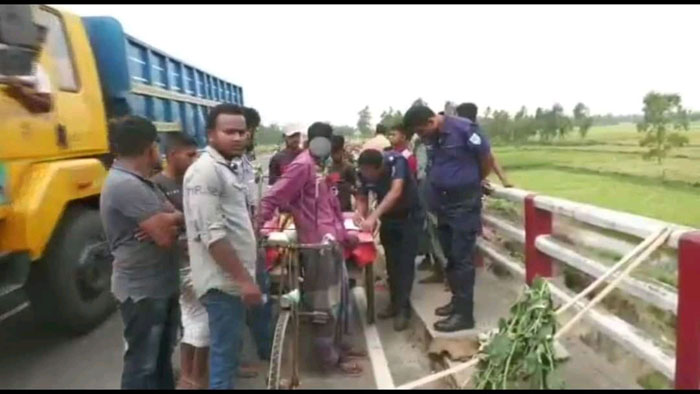 নবাবগঞ্জে মহা সড়কের উপর থেকে নবজাতকের লাশ উদ্ধার