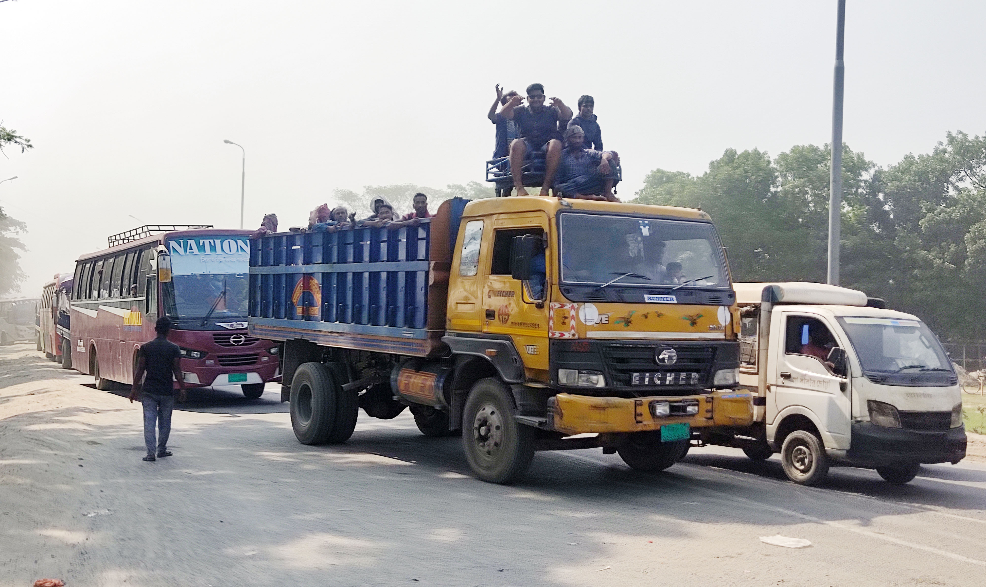 মহাসড়‌কের ১৩ কি‌লো‌মিটার যে‌তে ৩ ঘন্টা!