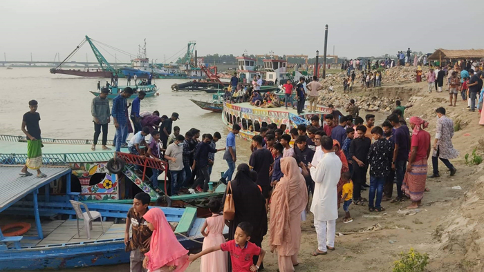 দর্শনার্থীদের পদচারণায় মুখর বঙ্গবন্ধু সেতুর পূর্ব পাড়