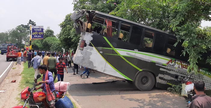 বড়াইগ্রামে চালকের অসতর্কতায় সড়কে ঝড়ল ৭ প্রাণ