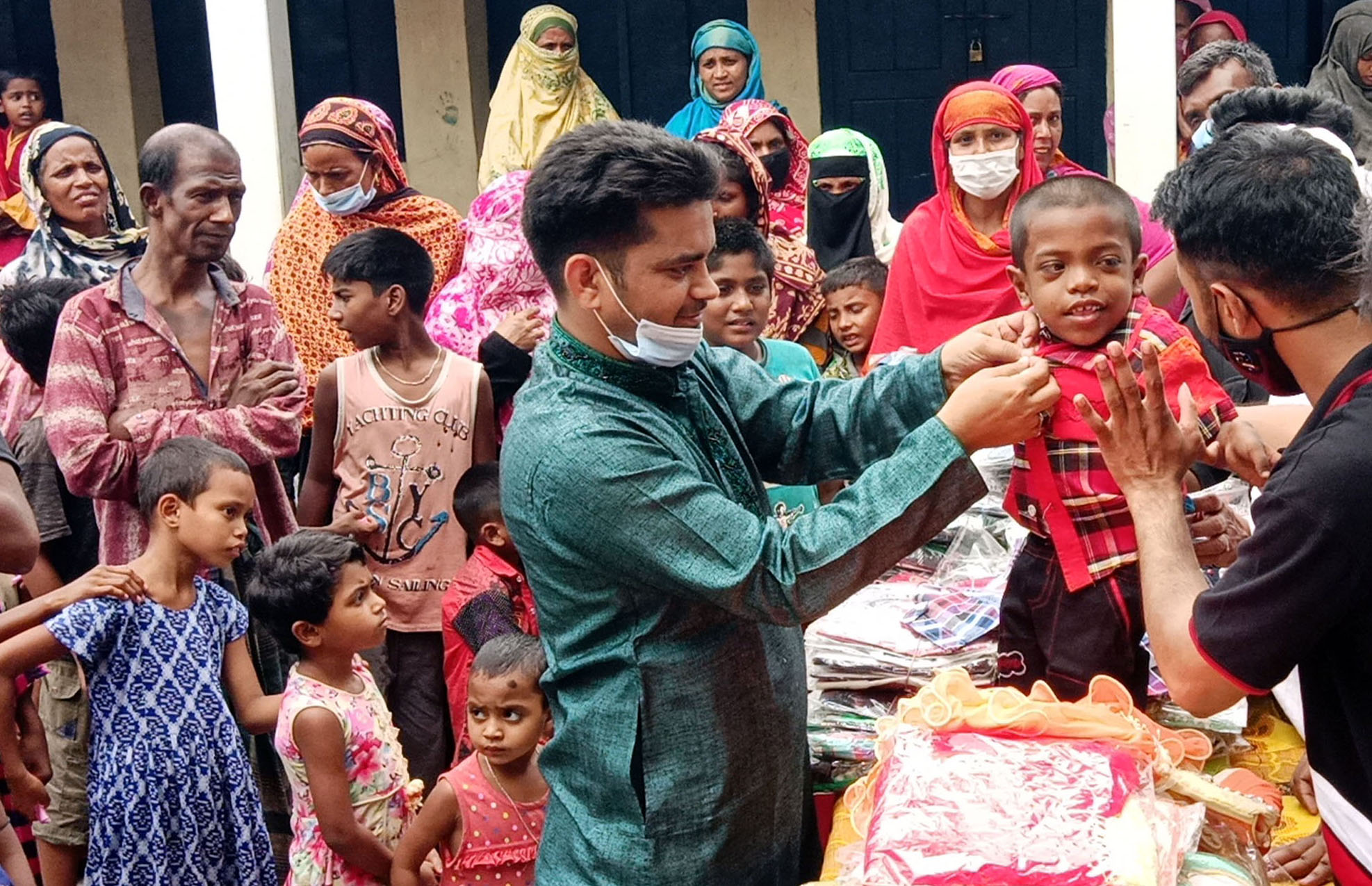 নাটোরে ৫শ’ শিশুর মুখে হাসি