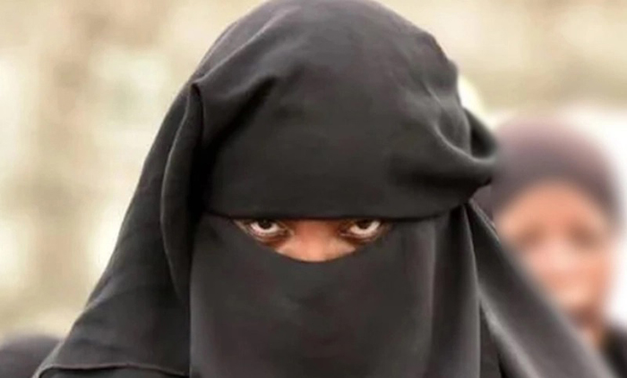 বোরকা পরে ছাত্রীদের মেসে যুবক, অতপর ...