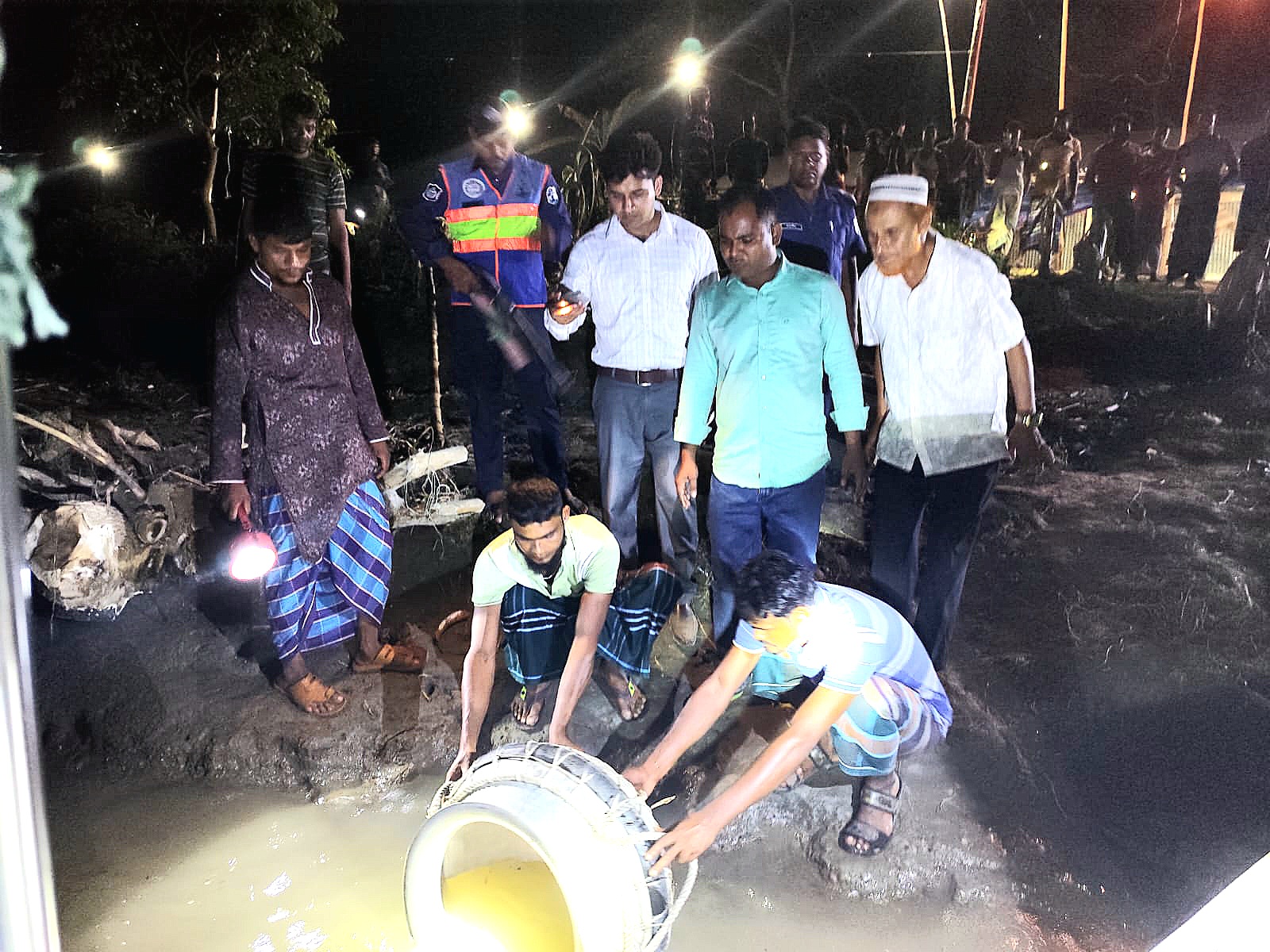 হিজলায় যৌথ অভিযানে গলদা চিংড়ির রেণু পোনা জব্দ