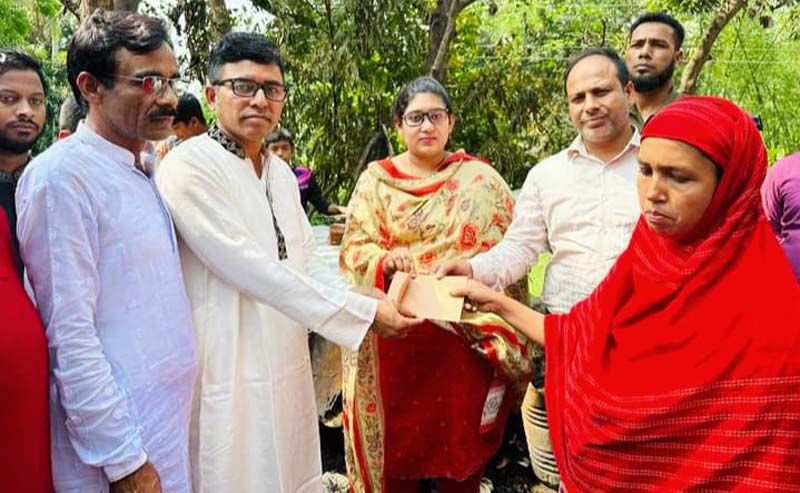 দেবীদ্বারে অগ্নিকাণ্ডে ক্ষতিগ্রস্ত পরিবারের পাশে উপজেলা চেয়ারম্যান