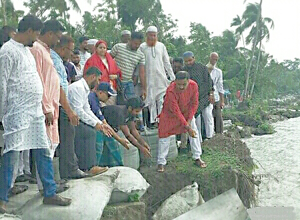 হিজলায় নদী ভাঙ্গন রোধে বাহেরচর এলাকায় জিও ব্যাগ ডাম্পিং