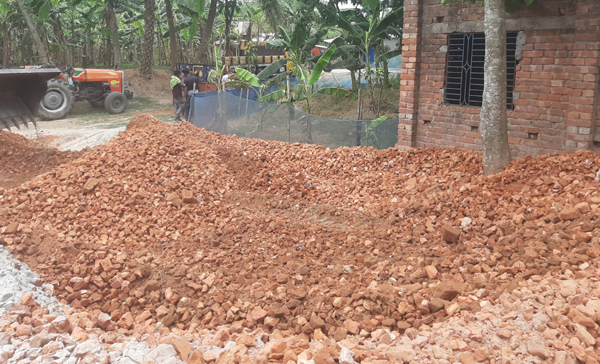 বড়াইগ্রামে রাস্তার কাজে নিম্নমানের সামগ্রী ব্যবহারের অভিযোগ