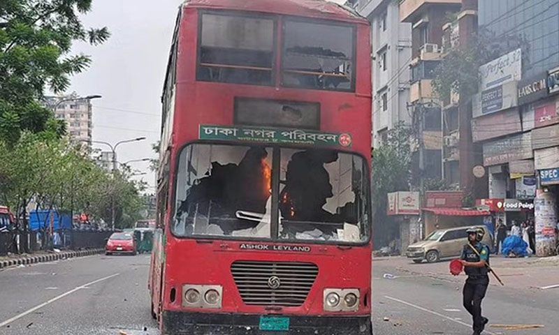 রাজধানীতে বিআরটিসি বাসে বিএনপির আগুন