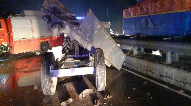টাঙ্গাইলে বাস নিয়ন্ত্রণ হারিয়ে ল‌রি‌তে ধাক্কা, নিহত ২