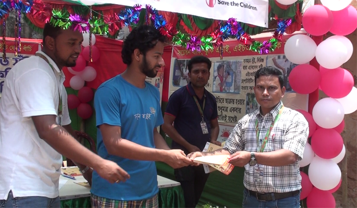 নিরাপদ বর্জ্য ব্যবস্থাপনা উপলক্ষে হিলিতে লিফলেট বিতরণ