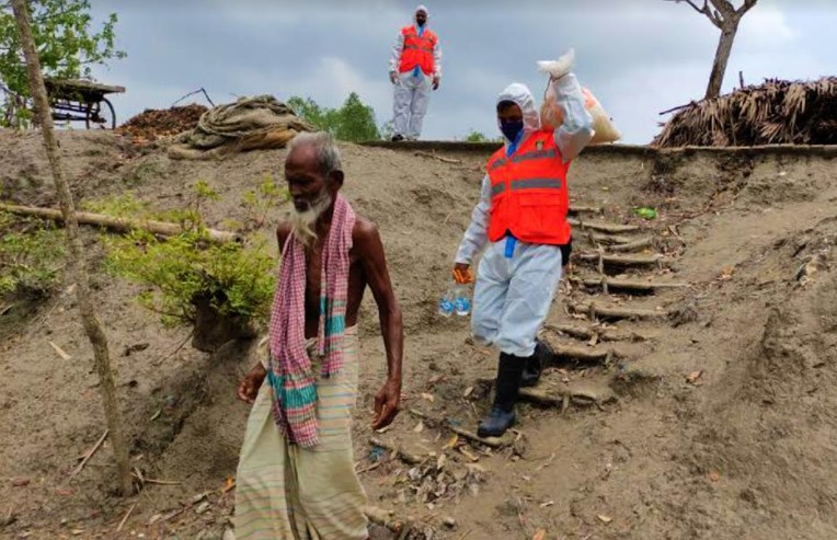 সুন্দরবন উপকূলীয় এলাকার বন্যা দুর্গতদের পাশে দাঁড়ালো কোস্টগার্ড