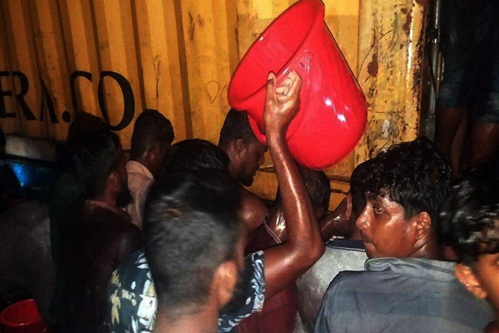 ফেটে যাওয়া লরি থেকে সয়াবিন তেল হরিলুট