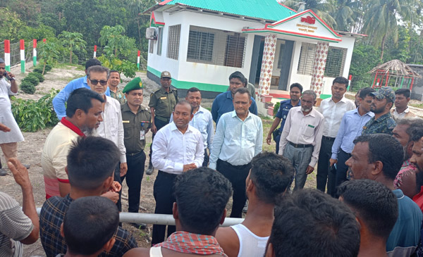 ঘূর্ণিঝড় রেমালে ক্ষতিগ্রস্ত পাথরঘাটা পরিদর্শণে যুগ্ম সচিব