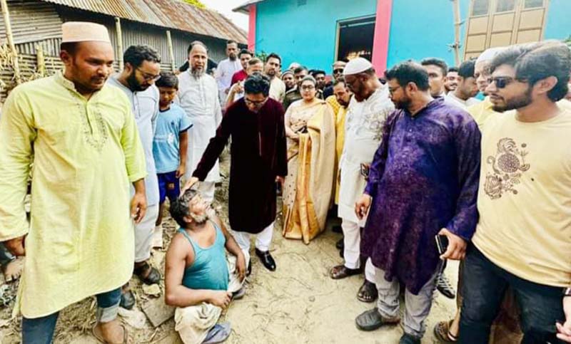 দেবীদ্বারে অগ্নিকাণ্ডে ক্ষতিগ্রস্ত প্রতিবন্ধী পরিবারের পাশে উপজেলা চেয়ারম্যান