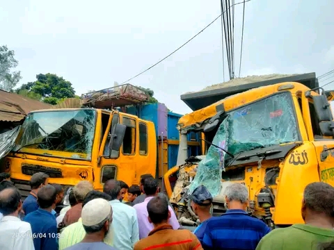 কুড়িগ্রামে বালু বোঝাই দুটি ট্রাকের মুখোমুখি সংঘর্ষে হেলপার নিহত