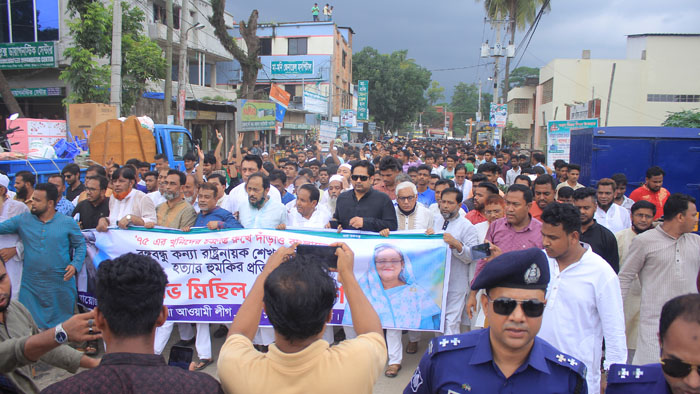 প্রধানমন্ত্রীকে হত্যার হুমকীর প্রতিবাদে দেবীদ্বারে বিক্ষোভ