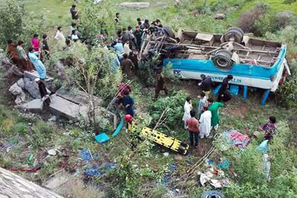 পাকিস্তানে বাস খাদে পড়ে নিহত ২২