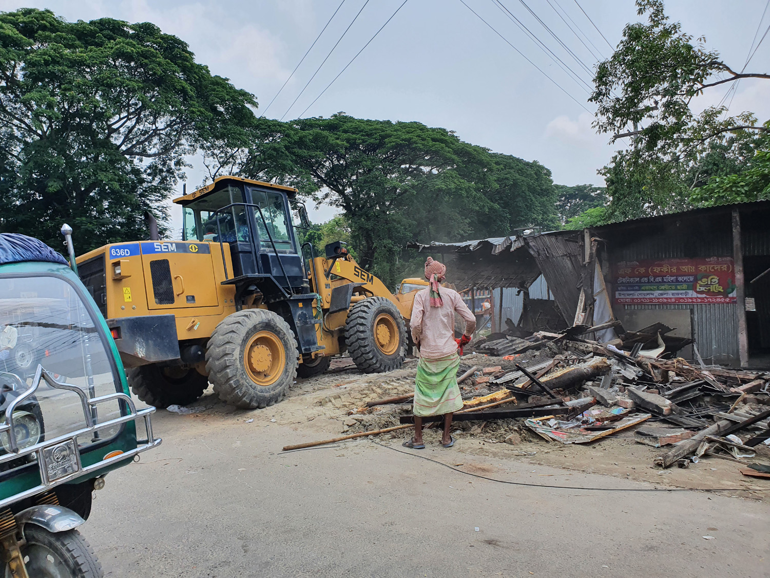 মহাসড়কের পাশে সওজ’র অবৈধ স্থাপনা উচ্ছেদ অভিযান