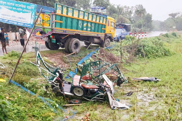 ট্রাকের ধাক্কায় অটোরিকশার চালকসহ নিহত ৪