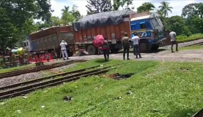 অল্পের জন্য বেঁচে গেল ট্রেনের যাত্রীরা!