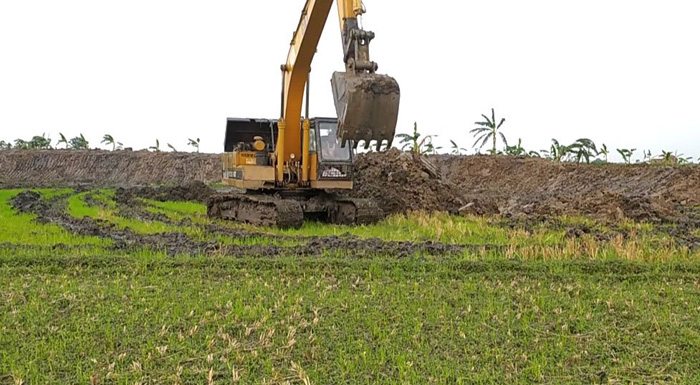 কৃষি জমিতে পুকুর খনন, কৃষককে জরিমানা