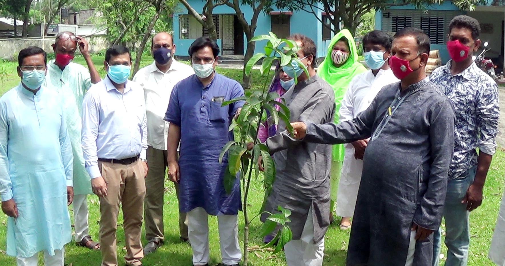 পাঁচবিবিতে ফলদ বৃক্ষ রোপণ করলেন জেলা পরিষদের চেয়ারম্যান