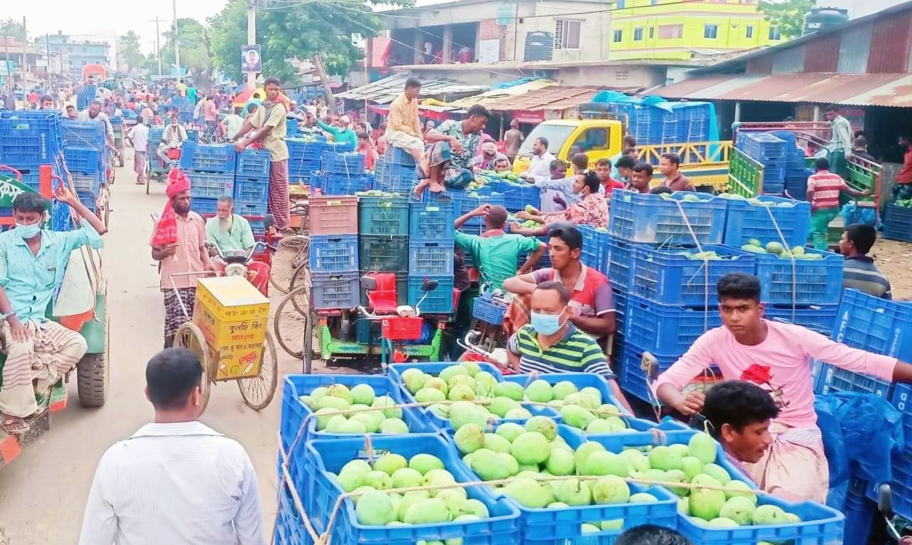 নওগাঁয় আম নিয়ে বিপাকে বিক্রেতারা !