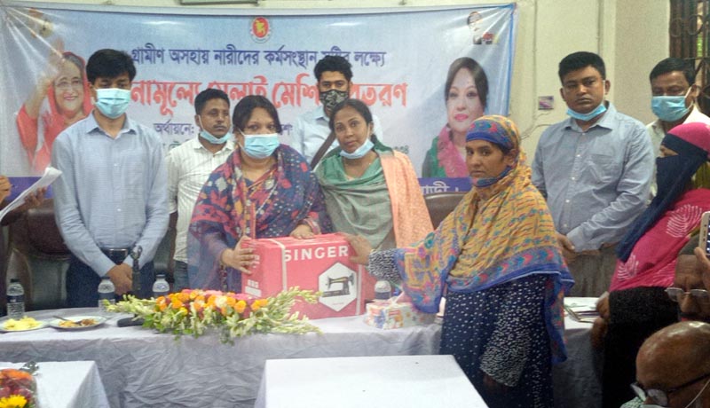 গোয়ালন্দে অস্বচ্ছল নারীদের সেলাই মেশিন বিতরণ