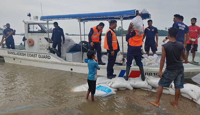 বন্যাদুর্গত এলাকায় কাজ করছে কোস্টগার্ড