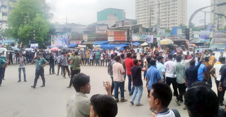 ৭ দাবিতে নীলক্ষেত মোড় অবরোধ শিক্ষার্থীদের